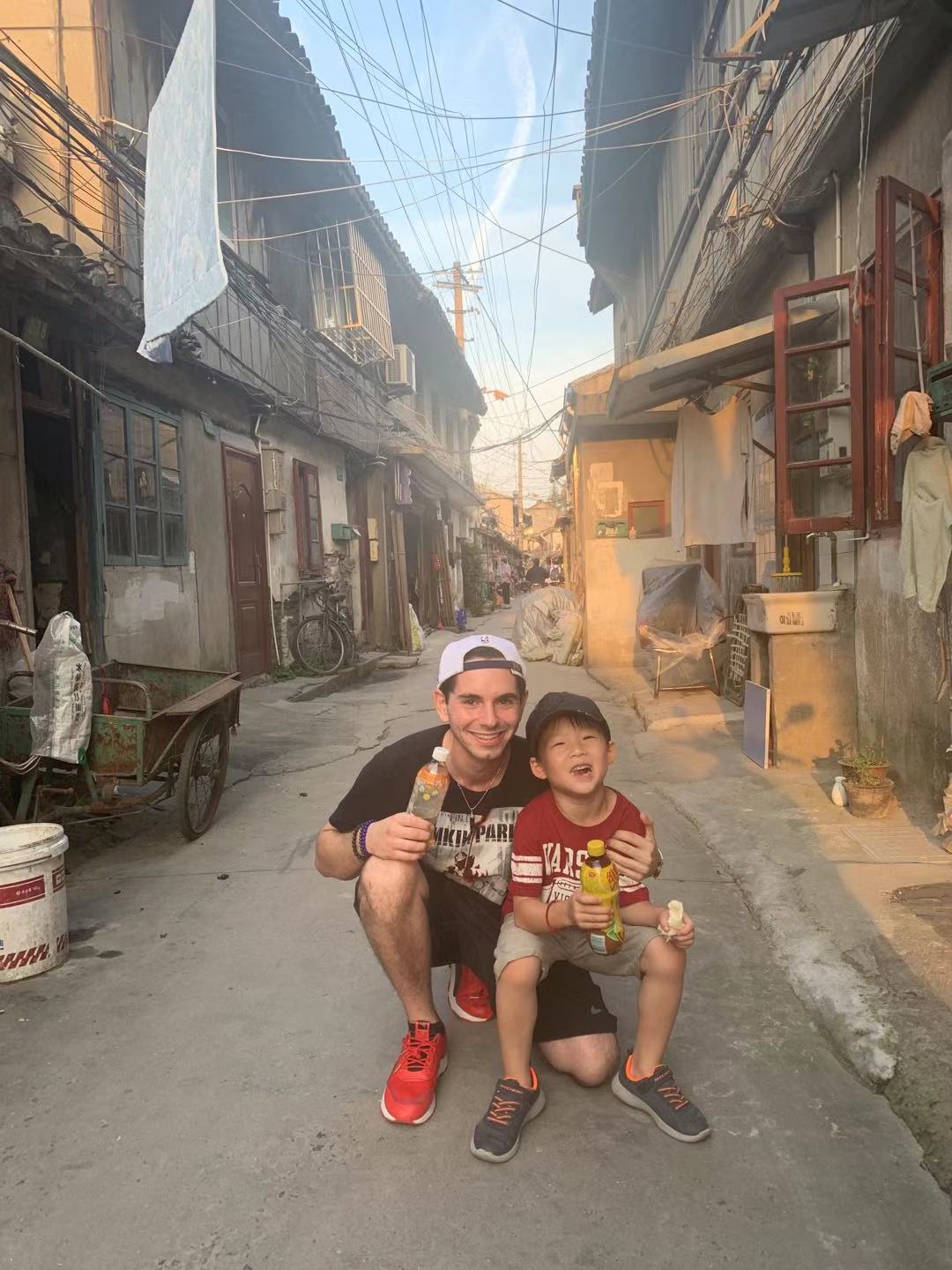 德里克和小朋友在上海旧城区。